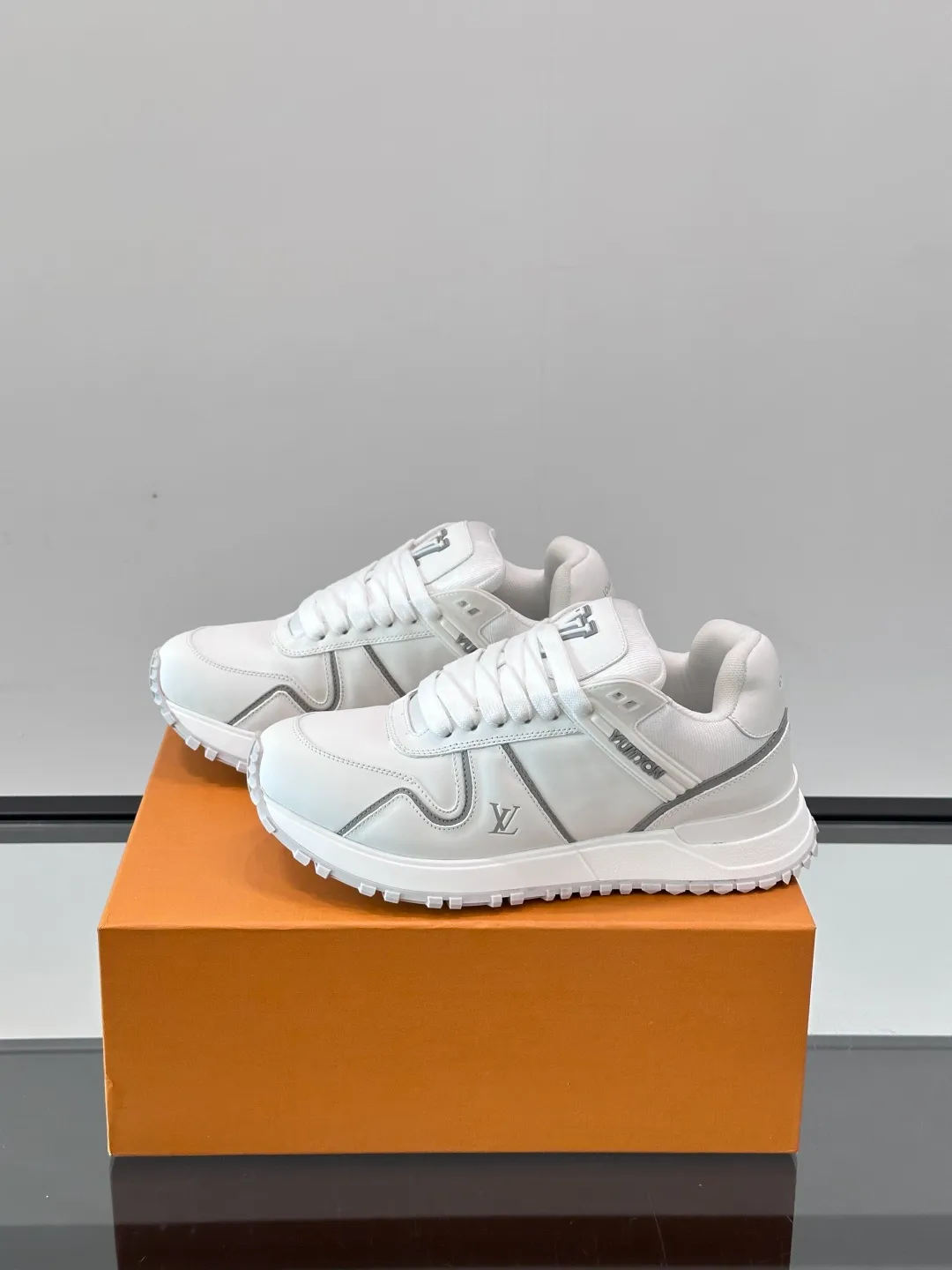 Men's Men's Shoes 💰p480 "＊OUIS ＊UITTO＊" sneakers debuted in the 2025 early autumn series, continuing the iconic design of Run Away sneakers in a large version. The smooth calfskin upper features contrasting LV lettering and Vuitton logos, while a lightweight rubber wedge outsole evokes running shoe construction. High level of comfort. Looks good, wears well and matches well. Worth buying🎶🎶🎶 size: 38-44 (45 customized)